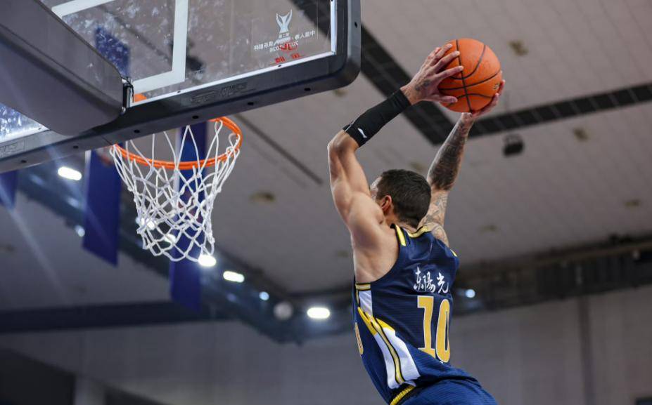 乐鱼体育-转折点！广东宏远队长鼓劲，全明星赛赛后攻防权衡，压力陡增，训练强度明显提升