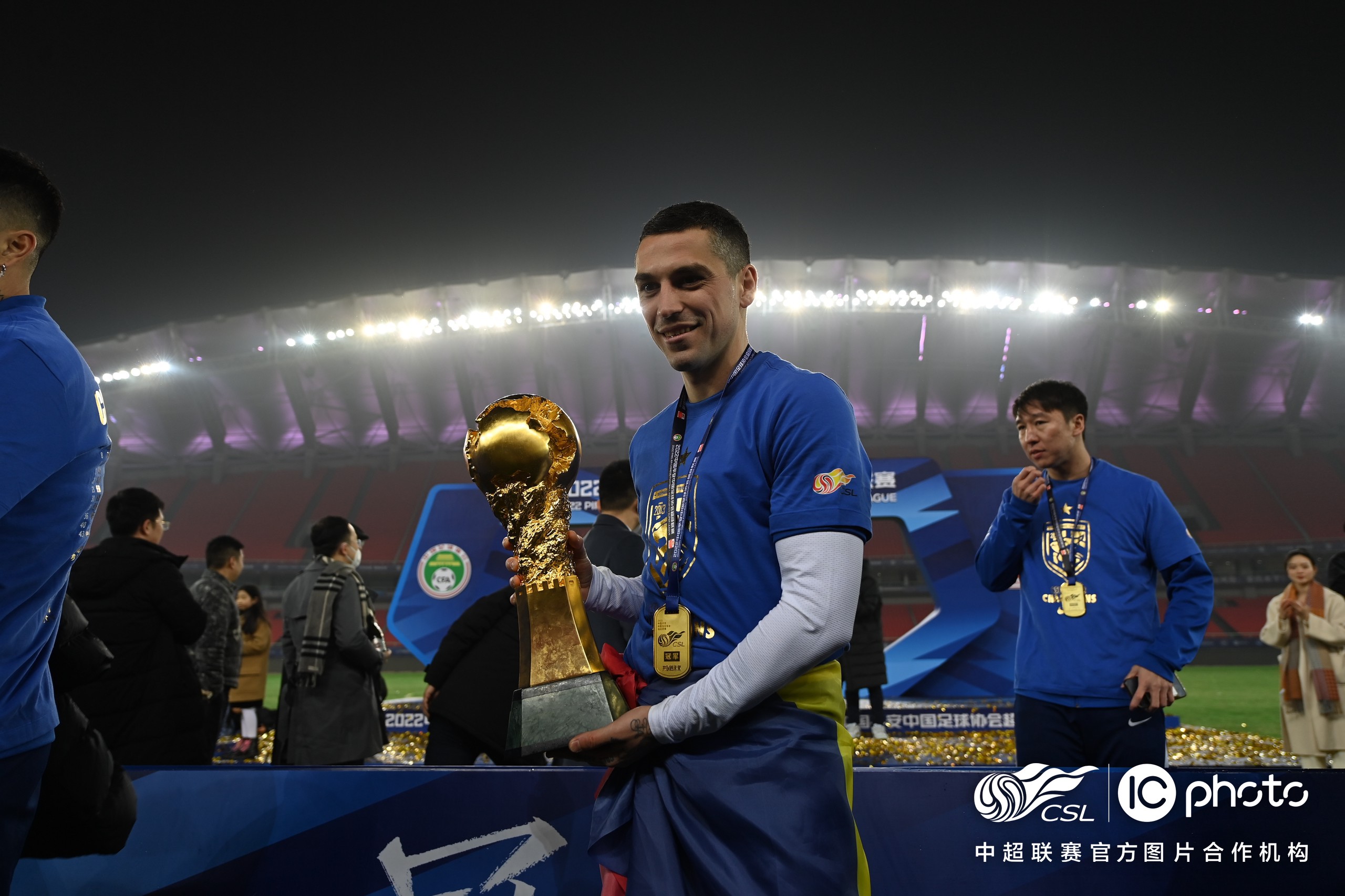 -新疆广汇训练开放日，集结日完成体检引欢呼，中超在即，球队文化再被提及