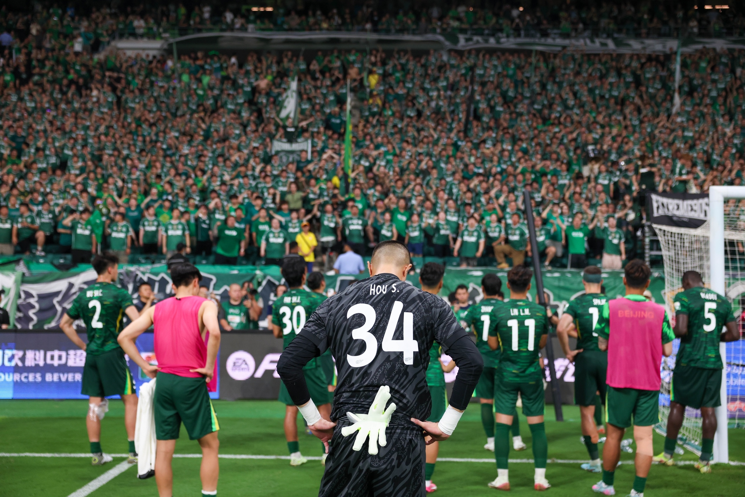 乐鱼体育在线-集结日法兰克福备战法国杯，遗憾出局细节曝光，压力陡增，资深球员宣示担当